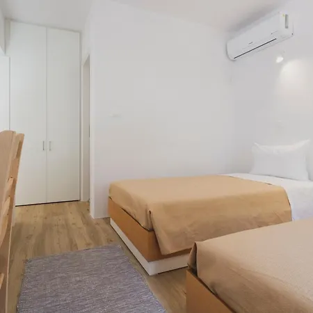 Hidden Gem In Center, Steps To Venetian Town Apartment