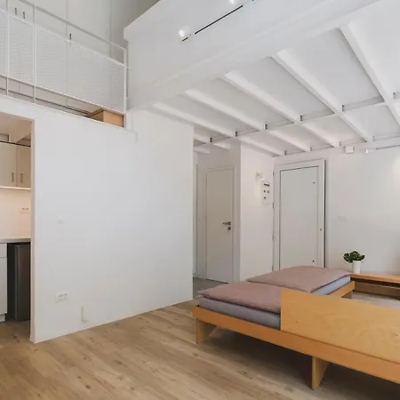 Hidden Gem In Center, Steps To Venetian Town Apartment