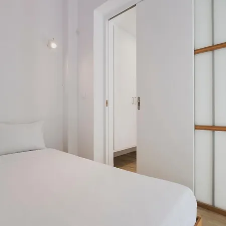Hidden Gem In Center, Steps To Venetian Town Apartment *